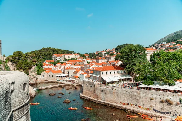 Dubrovnik duvarından görünen şehir.