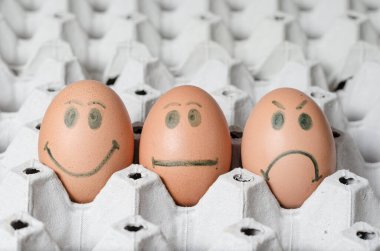 Kartondan yapılmış taze tavuk yumurtalarından oluşan yakın plan bir grup. Müşteri destek servisi geribildirim kavramı .