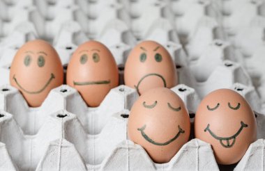 Kartondan yapılmış taze tavuk yumurtalarından oluşan yakın plan bir grup. Müşteri destek servisi geribildirim kavramı .
