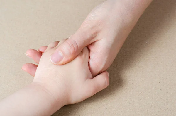 Κοντινό Χέρι Μιας Μητέρας Κοριτσάκι Της Αγκαλιάζονται Σφιχτά — Φωτογραφία Αρχείου