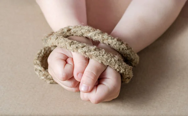 Çocuk elleri iple bağlanmış. Cinsel kölelik kavramı. .