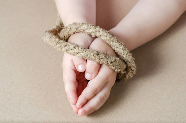 Çocuk elleri iple bağlanmış. Cinsel kölelik kavramı. .