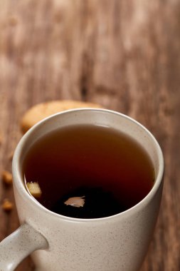 Ahşap masa, üstten görünüm, yakın çekim, seçici odak çay