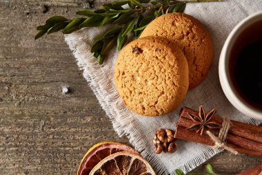 Geleneksel Noel çay bir fincan sıcak çay, kurabiye ve süslemeleri üzerinde ahşap bir masa, seçici odak konseptiyle