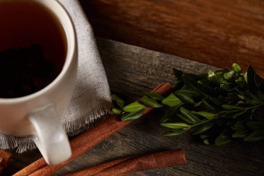 Geleneksel Noel çay bir fincan sıcak çay, kurabiye ve süslemeleri üzerinde ahşap bir masa, seçici odak konseptiyle