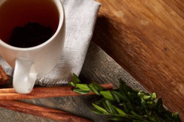 Geleneksel Noel çay bir fincan sıcak çay, kurabiye ve süslemeleri üzerinde ahşap bir masa, seçici odak konseptiyle