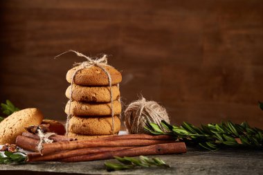 Tanımlama bilgileri, tarçın ve hafif ahşap arka plan üzerinde kurutulmuş portakal yığını ile Noel kompozisyon yakın çekim.