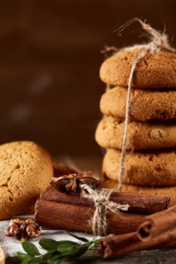 Tanımlama bilgileri, tarçın ve hafif ahşap arka plan üzerinde kurutulmuş portakal yığını ile Noel kompozisyon yakın çekim.