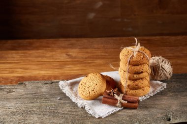 Tanımlama bilgileri, tarçın ve hafif ahşap arka plan üzerinde kurutulmuş portakal yığını ile Noel kompozisyon yakın çekim.