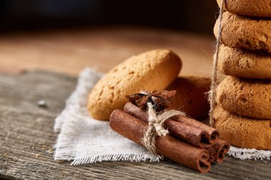 Tanımlama bilgileri, tarçın ve hafif ahşap arka plan üzerinde kurutulmuş portakal yığını ile Noel kompozisyon yakın çekim.