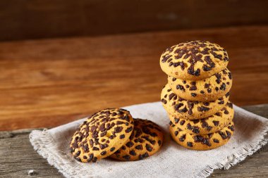 Çikolatalı kurabiye ülke tarzı, seçici odak beyaz saf peçete üzerinde yığılmış.