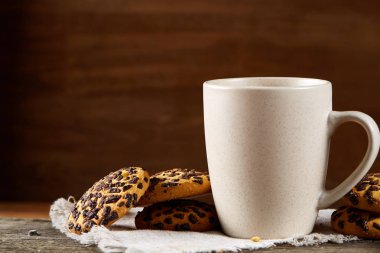 Fincan çay ve Çikolata parçalı kurabiye ülke tarzı, seçici odak beyaz saf peçete üzerinde.