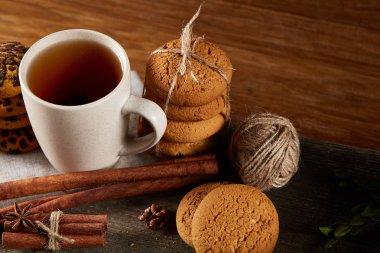 Geleneksel Noel çay bir fincan sıcak çay, kurabiye ve süslemeleri üzerinde ahşap bir masa, seçici odak konseptiyle