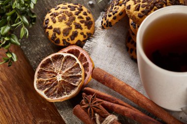 Geleneksel Noel çay bir fincan sıcak çay, kurabiye ve süslemeleri üzerinde ahşap bir masa, seçici odak konseptiyle