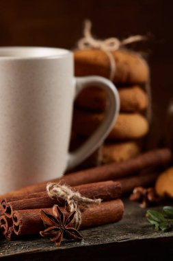 Geleneksel Noel çay bir fincan sıcak çay, kurabiye ve süslemeleri üzerinde ahşap bir masa, seçici odak konseptiyle