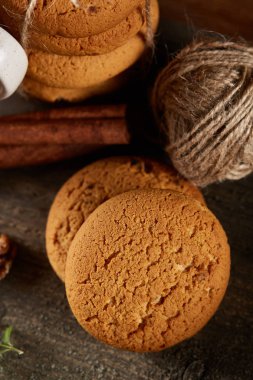 Çerezler, tarçın, topları ahşap masa, seçici odak üzerinde iplik ile rustik tarzı natürmort.