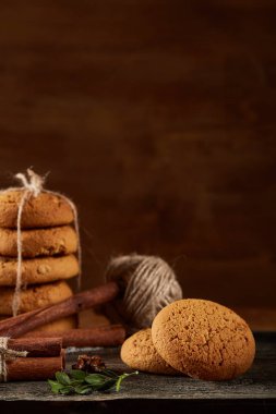 Tanımlama bilgileri, tarçın ve ahşap arka plan üzerinde kurutulmuş portakal yığını ile Noel kompozisyon yakın çekim.