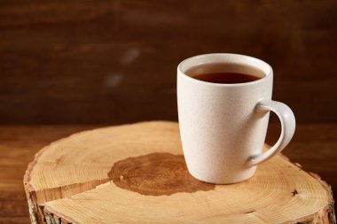 Beyaz fincan çay rustik ahşap arka plan, seçici odak üzerinde eski bir oturum