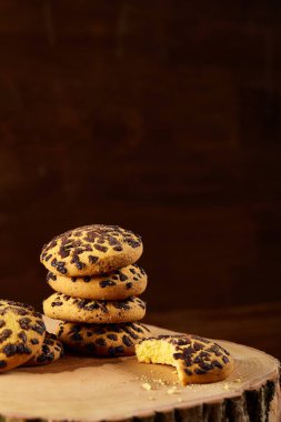 Bisküvi rustik ahşap arka plan, yakın çekim, seçici odak bir yuvarlak ahşap oturum yığını.