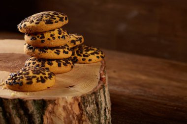 Bisküvi rustik ahşap arka plan, yakın çekim, seçici odak bir yuvarlak ahşap oturum yığını.