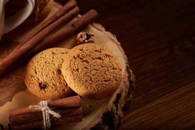 Noel çerezleri, tarçın ve kurutulmuş portakal bir günlük, yakın çekim, seçici odak ürün yelpazesine natürmort.