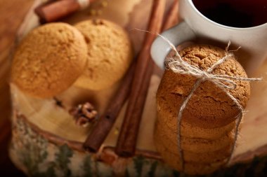 Noel çerezleri, tarçın ve kurutulmuş portakal bir günlük, yakın çekim, seçici odak ürün yelpazesine natürmort.