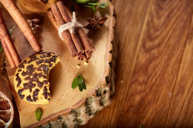 Noel çerezleri, tarçın ve kurutulmuş portakal bir günlük, yakın çekim, seçici odak ürün yelpazesine natürmort.