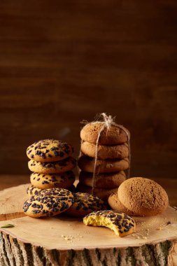 Tatlı bisküvi rustik ahşap arka plan, yakın çekim, seçici odak bir yuvarlak ahşap oturum yelpazesine.