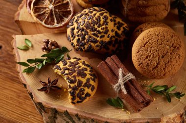 Noel çerezleri, tarçın ve kurutulmuş portakal bir günlük, yakın çekim, seçici odak ürün yelpazesine natürmort.