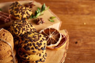 Noel çerezleri, tarçın ve kurutulmuş portakal bir günlük, yakın çekim, seçici odak ürün yelpazesine natürmort.