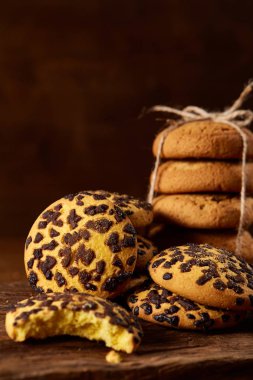 Tatlı bisküvi rustik ahşap arka plan, yakın çekim, seçici odak bir yuvarlak ahşap oturum yelpazesine.