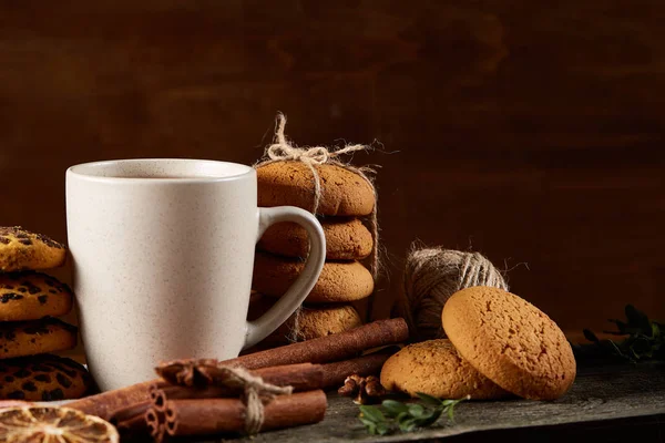 Geleneksel Noel çay bir fincan sıcak çay, kurabiye ve süslemeleri üzerinde ahşap bir masa, seçici odak konseptiyle