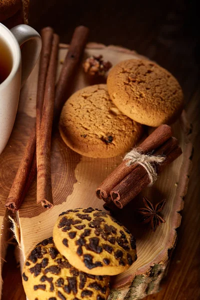 Noel çerezleri, tarçın ve kurutulmuş portakal bir günlük, yakın çekim, seçici odak ürün yelpazesine natürmort.