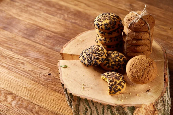 Tatlı bisküvi rustik ahşap arka plan, yakın çekim, seçici odak bir yuvarlak ahşap oturum yelpazesine.