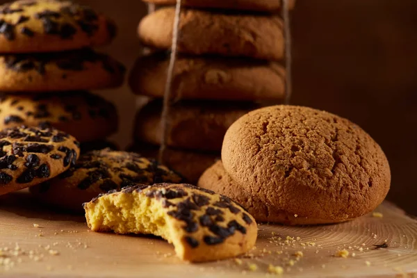 Tatlı bisküvi rustik ahşap arka plan, yakın çekim, seçici odak bir yuvarlak ahşap oturum yelpazesine.