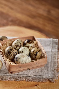 Bıldırcın yumurtası içinde yuvarlak günlük, üstten görünüm, seçici odak çuval bezi peçete sille.