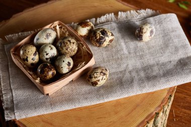 Yumurtalar bıldırcın kutusunun kompozisyon yumurta bir günlük saf bir peçeteye üzerinde ahşap arka plan üzerinde Üstten Görünüm