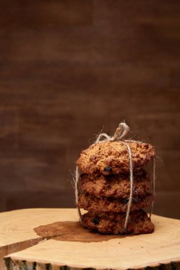 Çikolata Bisküvi bir yuvarlak ahşap oturum rustik ahşap arka plan, yakın çekim, seçici odak grup.