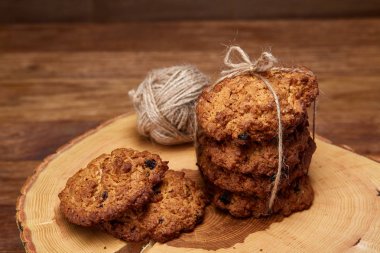 Çikolata Bisküvi bir yuvarlak ahşap oturum rustik ahşap arka plan, yakın çekim, seçici odak grup.