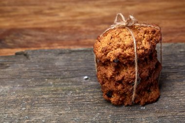 Ahşap rustik ahşap arka plan, yakın çekim, seçici odak düz bir parça çikolata bisküvi demet.