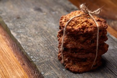 Ahşap rustik ahşap arka plan, yakın çekim, seçici odak düz bir parça çikolata bisküvi demet.