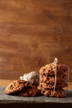 Ahşap rustik ahşap arka plan, yakın çekim, seçici odak düz bir parça çikolata bisküvi demet.