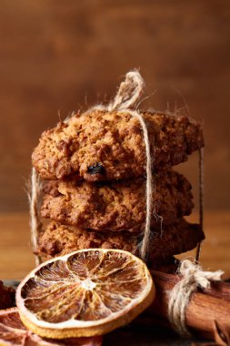 Çikolatalı Bisküvi, tarçın ve ahşap arka plan üzerinde kurutulmuş portakal ile Noel kompozisyon yakın çekim.