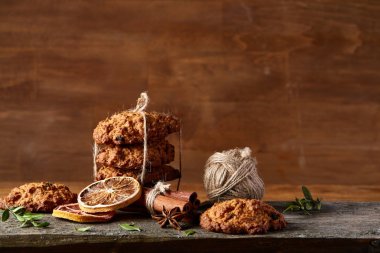 Çikolatalı Bisküvi, tarçın ve ahşap arka plan üzerinde kurutulmuş portakal ile Noel kompozisyon yakın çekim.