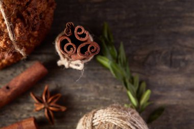 Yakın çekim natürmort, tarçın, yıldız anason ve ahşap arka plan, sığ derinlik-in tarla üzerinde iplik yumağı