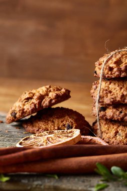 Çikolatalı Bisküvi, tarçın ve ahşap arka plan üzerinde kurutulmuş portakal ile Noel kompozisyon yakın çekim.