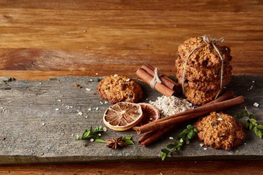 Çikolatalı Bisküvi, tarçın ve ahşap arka plan üzerinde kurutulmuş portakal ile Noel kompozisyon yakın çekim.