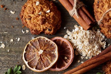 Yulaf ezmesi, çikolata bisküvi ve Baharatlar, ahşap arka plan, yakın çekim, seçici odak Noel kompozisyonu.