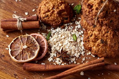 Yulaf ezmesi, çikolata bisküvi ve Baharatlar, ahşap arka plan, yakın çekim, seçici odak Noel kompozisyonu.