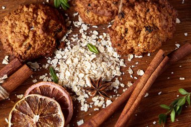 Yulaf ezmesi, çikolata bisküvi ve Baharatlar, ahşap arka plan, yakın çekim, seçici odak Noel kompozisyonu.